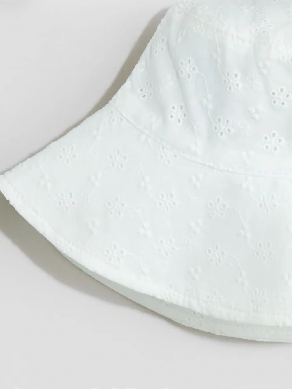 H&M White Eyelet Bucket Hat Size 6-10 Years